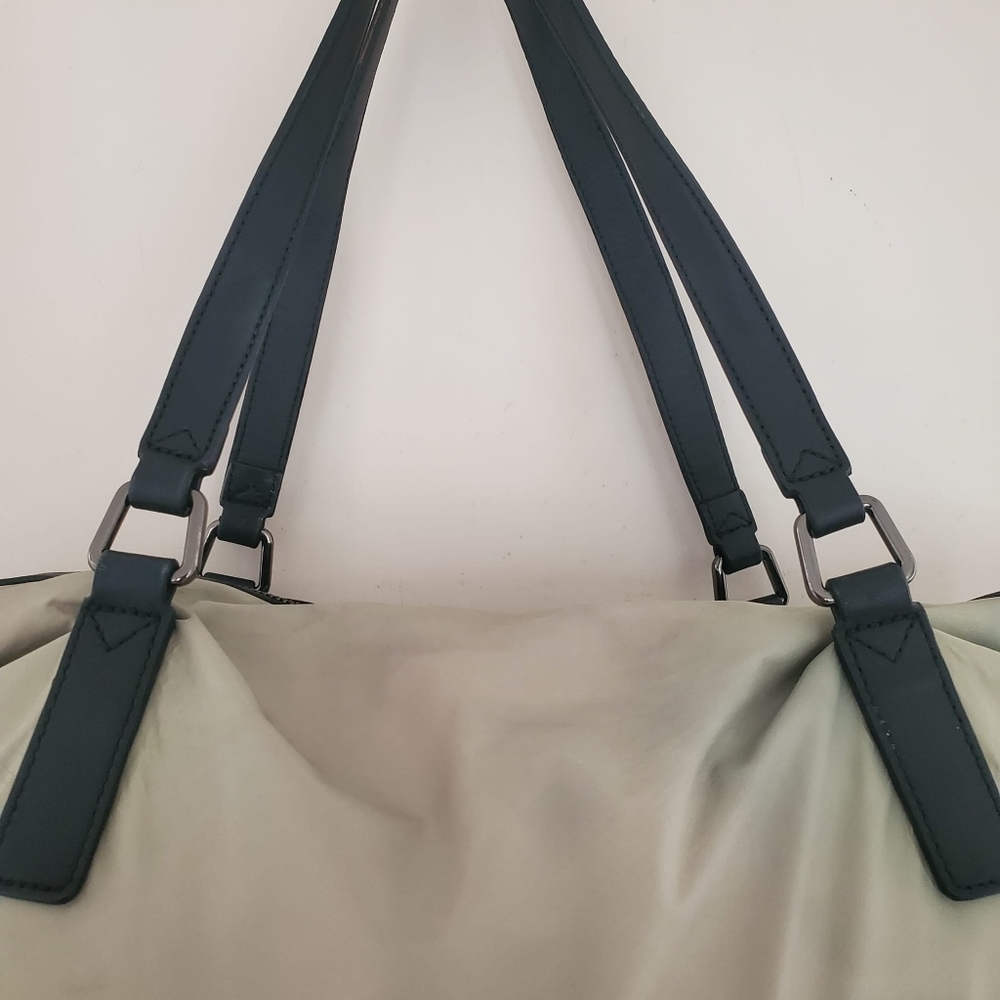 Burberry Large Kahki Buckleigh Tote - Picture 5 of 13